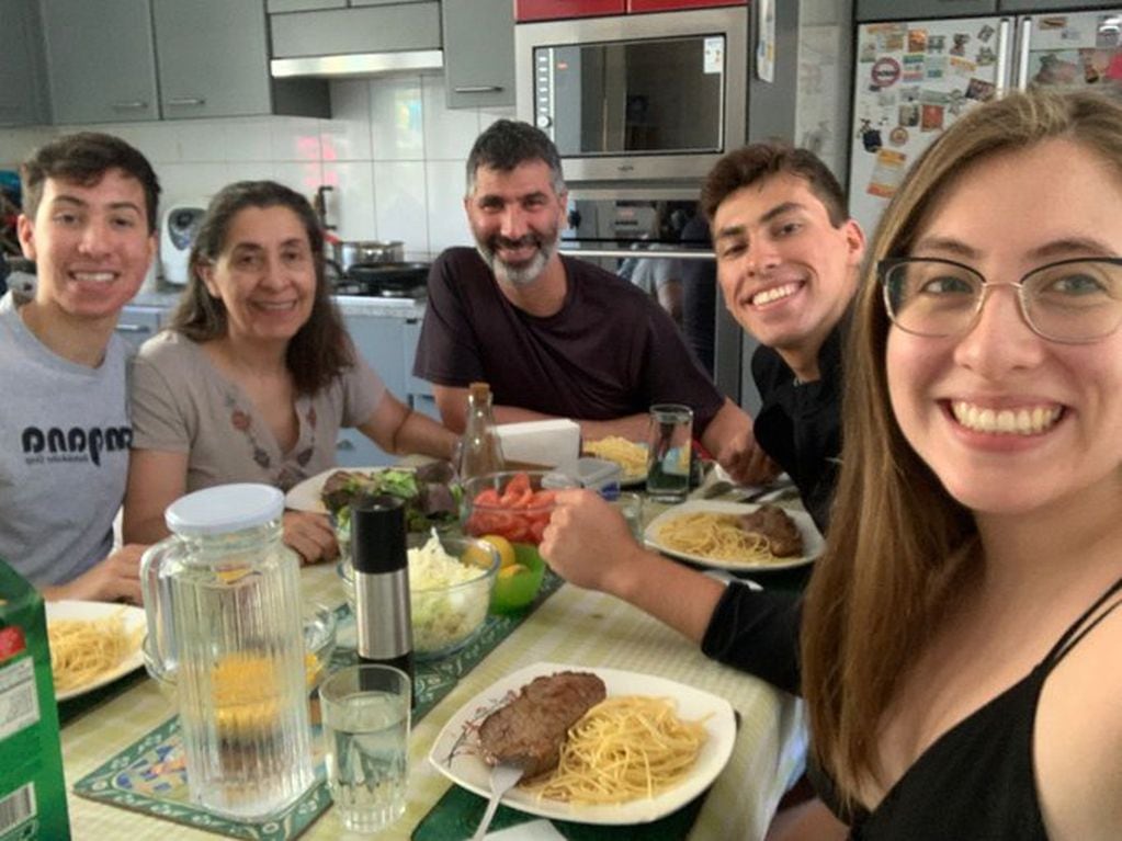 Ella almorzando con su familia, sus padres y hermanos. FOTO: Twitter de Tere Paneque