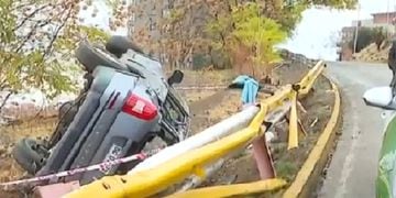 Vehículo volcó tras chocar contra una barrera en Vitacura: conductor habría huido del lugar