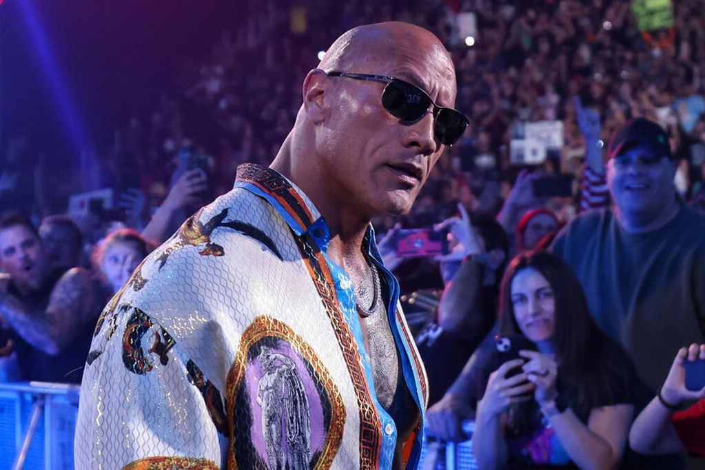 Dwayne "The Rock" Johnson regresó a la WWE con una nueva personalidad, haciendo gala de vistosas camisas y la arrogancia de sentirse inalcanzable