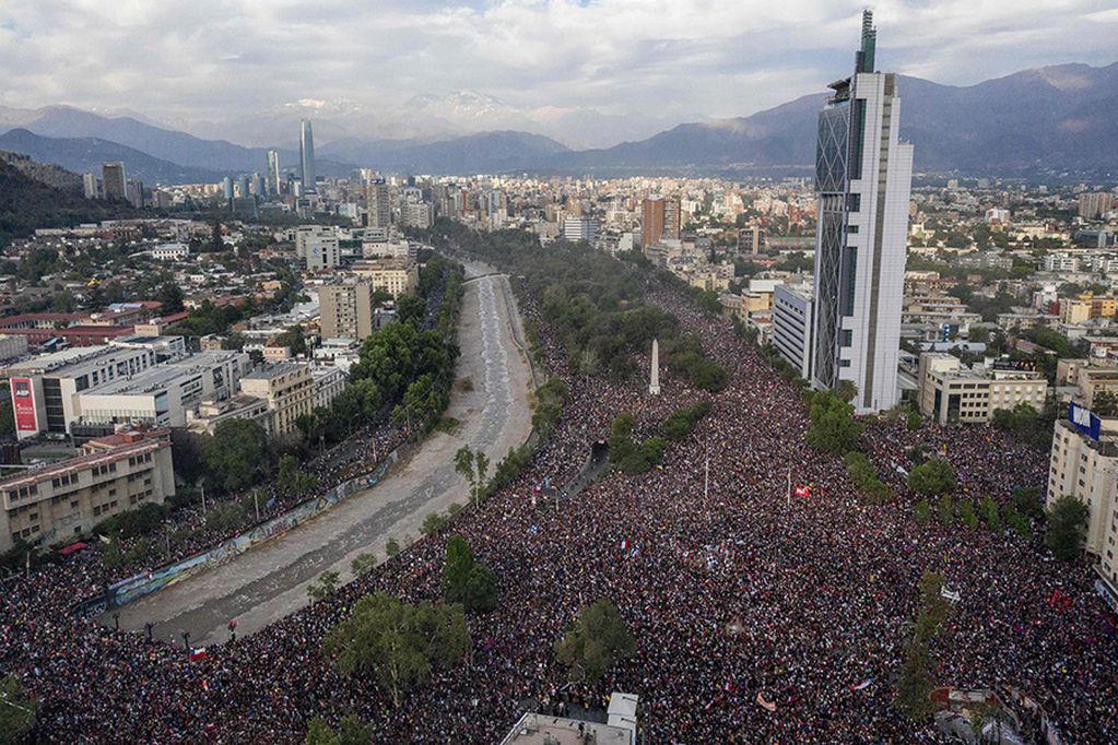 TOPSHOT - In this aerial view thousands of people protest in Santiago, on October 25, 2019, a week after protests started. Demonstrations against a hike in metro ticket prices in Chile's capital exploded into violence on October 18, unleashing widening protests over living costs and social inequality. / AFP / Pedro Ugarte

