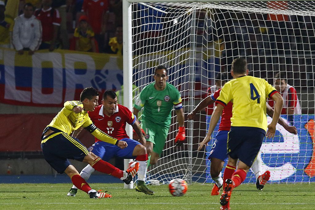 12 de Noviembre de 2015/SANTIAGO
James Rodriguez convierte su gol y el empate parcial durante el partido por las Clasificatorias al Mundial de Rusia 2018 entre las selecciones de Chile vs Colombia jugado en el Estadio Nacional
FOTO:MARIO DAVILA/AGENCIAUNO

