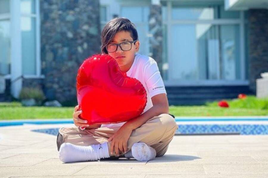 "Monito" Vidal presentó a su polola con tierno video: "Te necesito en mi vida"