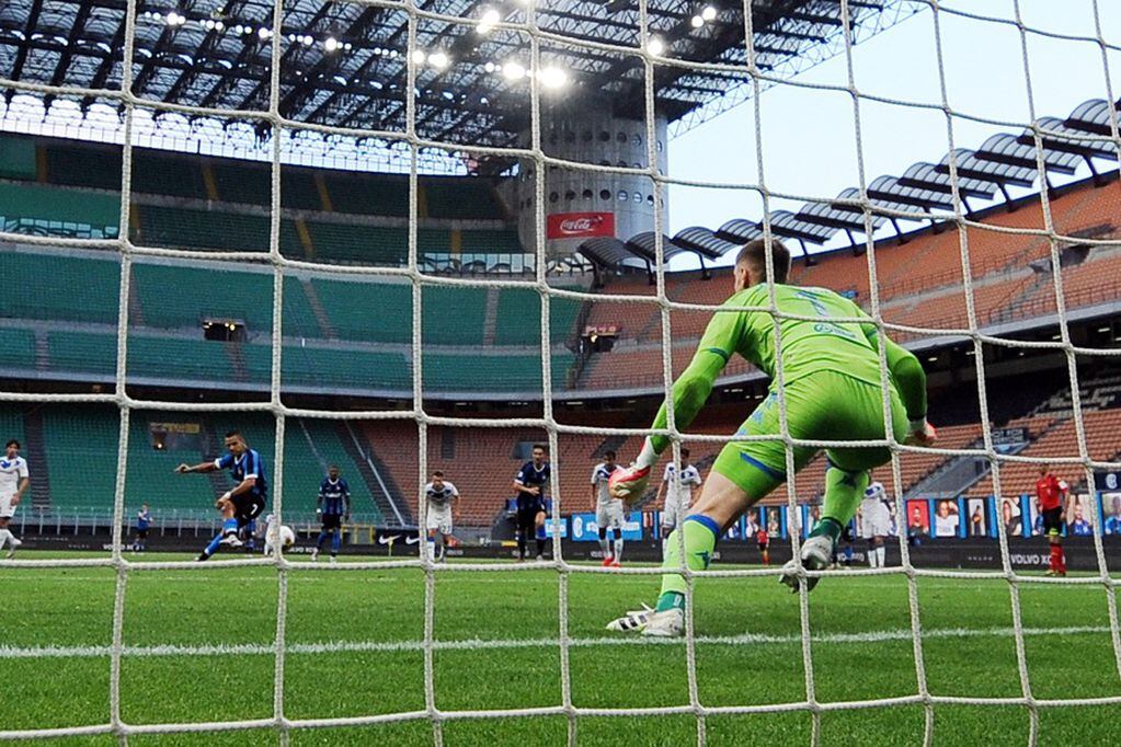 Soccer Football - Serie A - Inter Milan v Brescia - San Siro, Milan, Italy - July 1, 2020  Inter Milan's Alexis Sanchez scores their second goal from the penalty spot, as play resumes behind closed doors following the outbreak of the coronavirus disease (COVID-19)   REUTERS/Daniele Mascolo