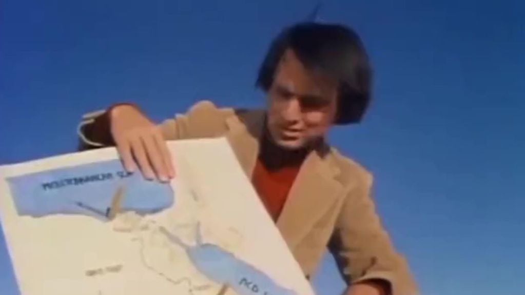 La recordada explicación con la que Carl Sagan destruyó la teoría de los terraplanistas: solo necesitó dos palos y una cartulina. Foto: captura / Carl Sagan / Cosmos.