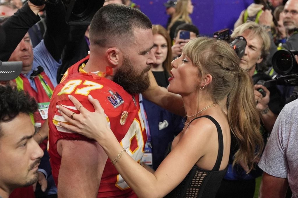 El apasionado beso de Taylor Swift y Travis Kelce tras su victoria en el Super Bowl 2024