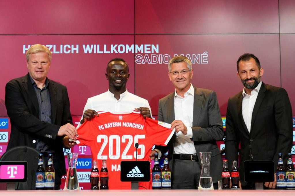 Sadio Mané fue presentado oficialmente por el Bayern Múnich. Foto: @FCBayernES/Twitter.