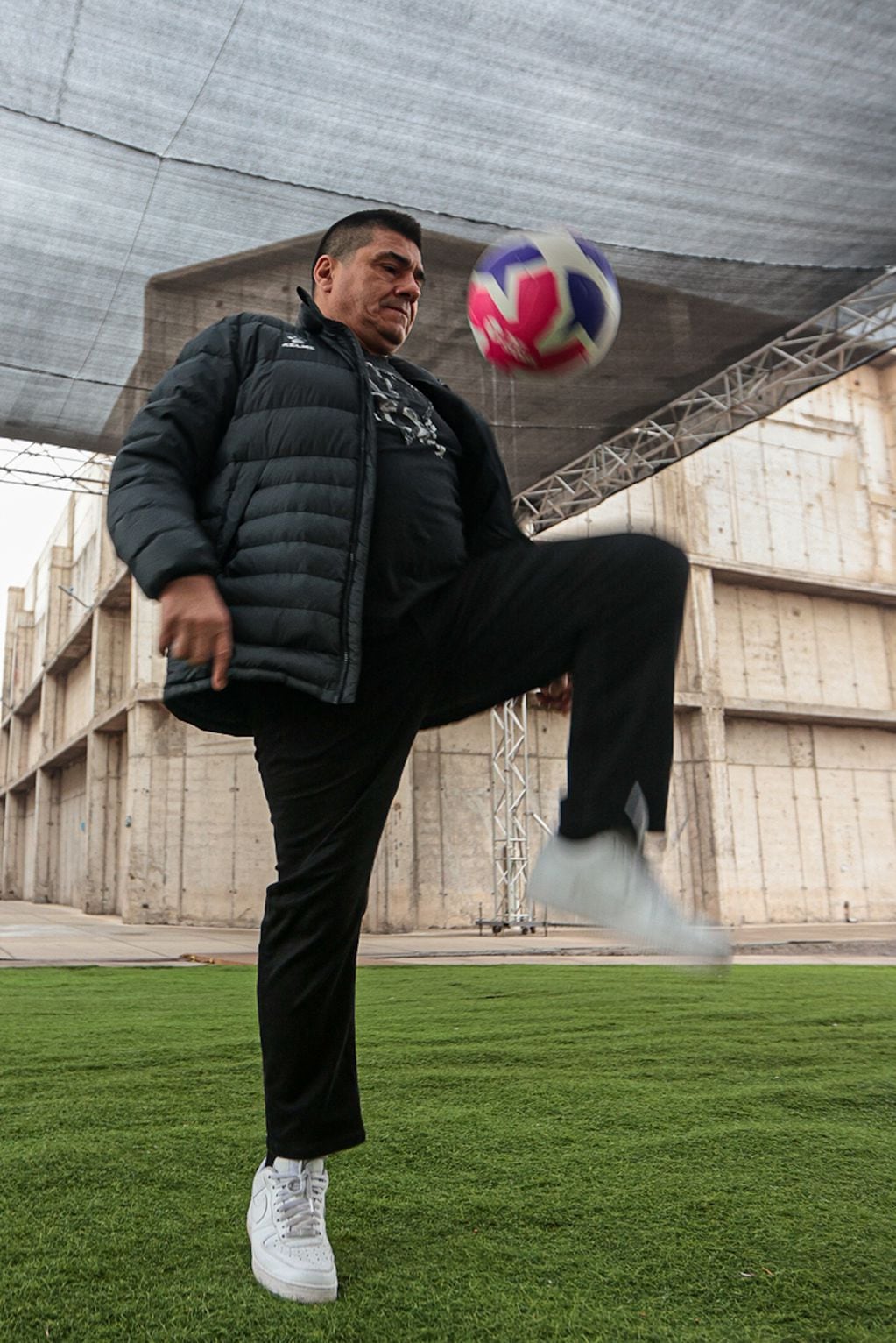 Marcelo Vega dominando la pelotita como en su mejor época. Foto: Luis Sevilla, La Cuarta.