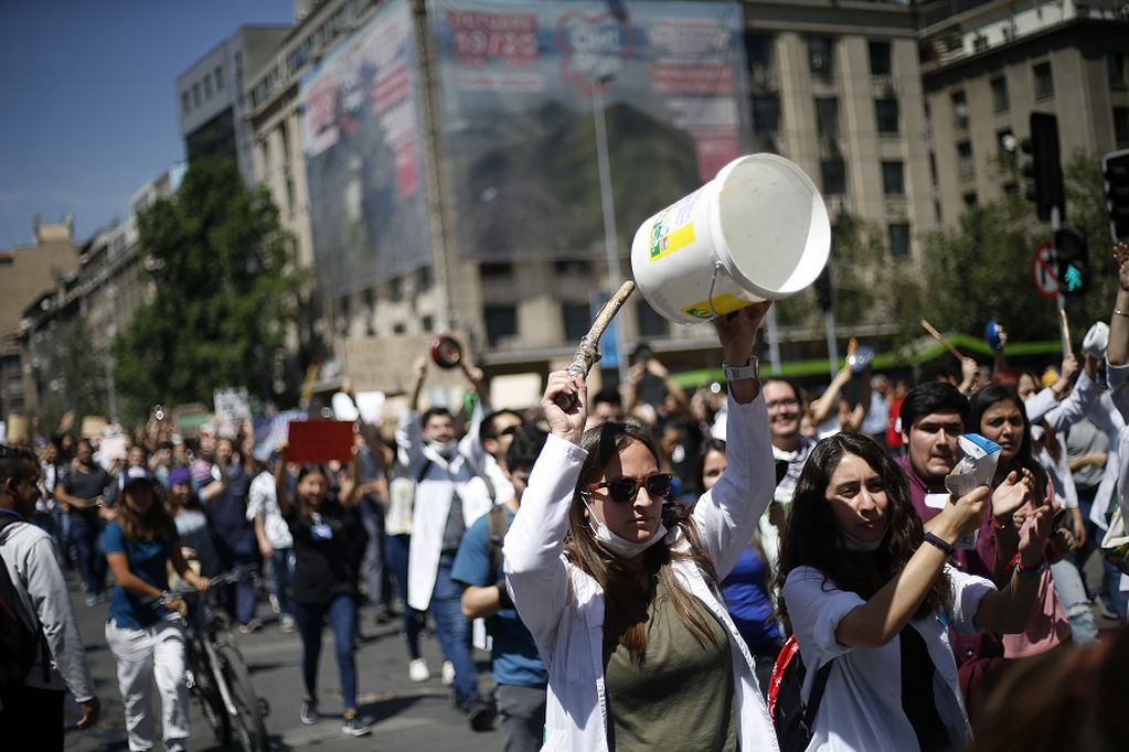 22 de Octubre del 2019/SANTIAGO 
Funcionarios de la Salud marchan hacia el Ministerio de Salud y exigen la renuncia del ministro de dicha cartera, en una nueva jornada de protesta.
FOTO:Adrian Manzol/AGENCIAUNO