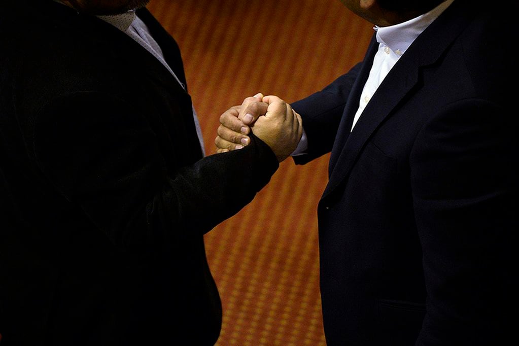 03 septiembre  2019/ VALPARAÍSO 
Fotografia tematica de dos diputado saludandose , durante la sesión de la cámara de diputados .
FOTO :PABLO OVALLE ISASMENDI/ AGENCIAUNO
