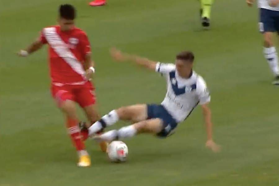 "No lo rompió de milagro…": la criminal patada que impactó al fútbol argentino