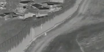 Video captó el momento exacto en que lanzaron a un niño desde muro fronterizo de Tijuana a Estados Unidos.
