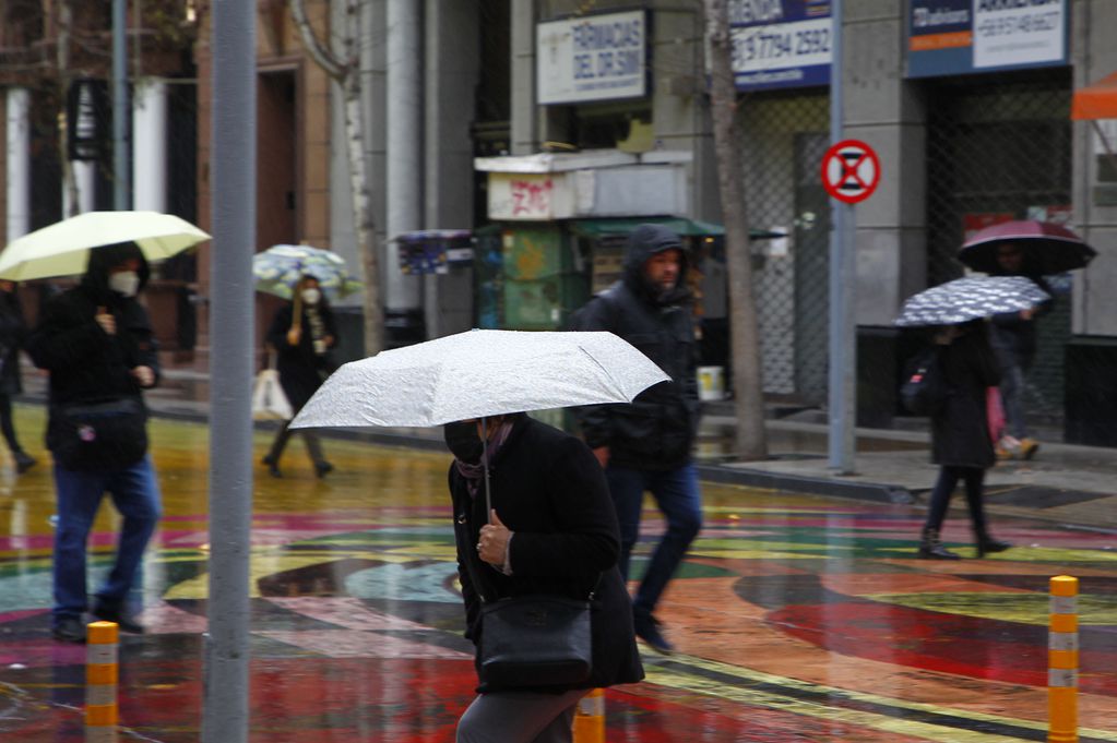 ¿Hasta qué hora habrá lluvia en Santiago este lunes? Foto referencial: Aton.