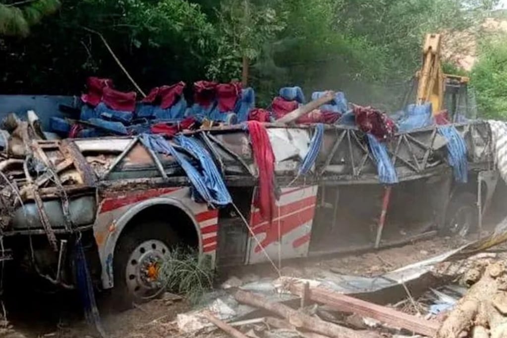 Bus cayó por un barranco y dejó al menos 26 muertos en México