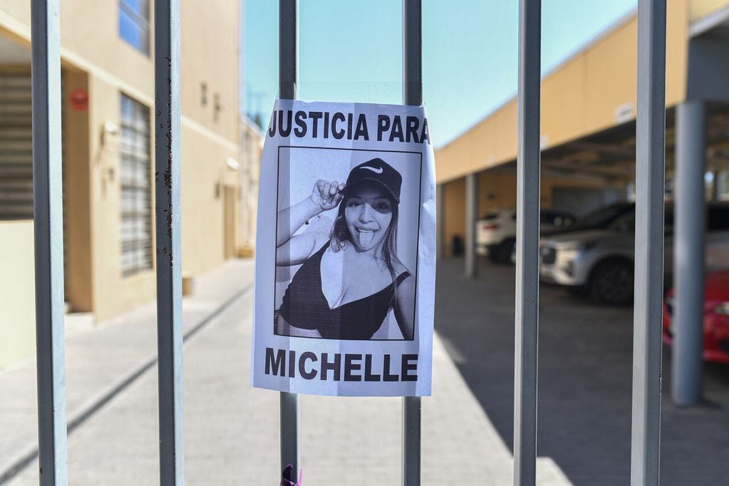 Hubo manifestaciones por justicia para Michelle Silva, en el exterior del Juzgado de Garantía de San Felipe. (Foto: Agencia UNO)