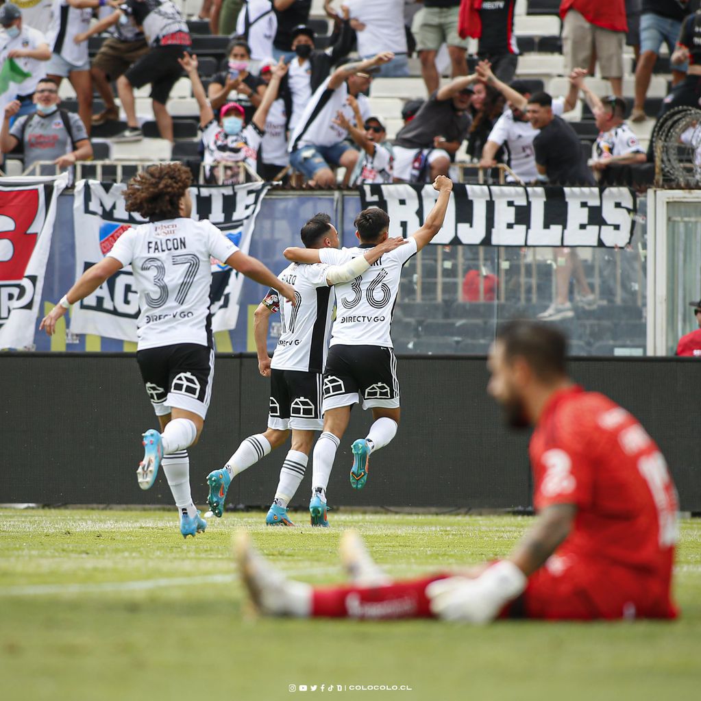 Solari celebrando uno de los goles junto a Gabriel Suazo.