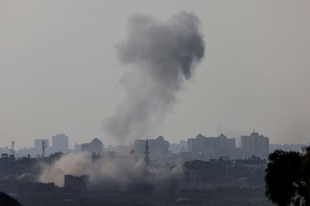 Humo elevándose en Gaza desde un punto de vista en el sur de Israel. Foto: Reuters.