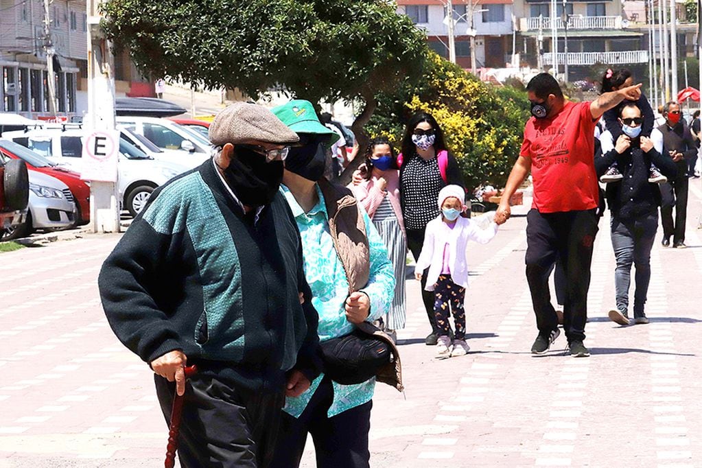 15 DE NOVIEMBRE  DE 2020 / CARTAGENA
Dos adultos mayores con mascarillas  disfrutan en el paseo Terraza de Cartagena provincia de San Antonio 
FOTO : JUAN ARNOLDO OTEGON/ AGENCIAUNO