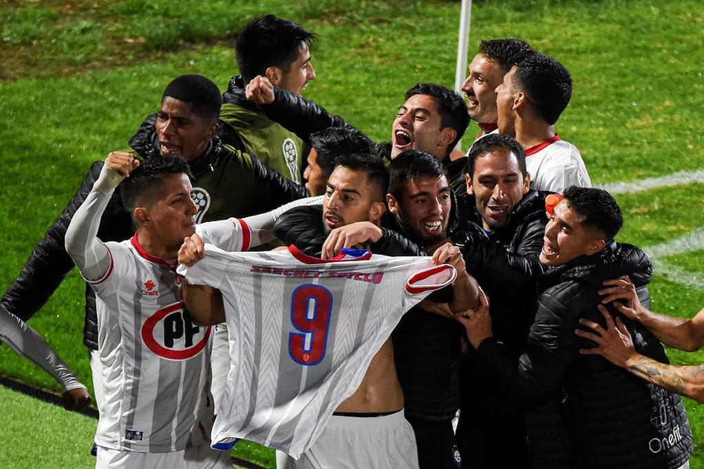 Chile's Huachipato player Juan Sanchez (C) celebrates with his teammates after scoring against Colombia's Deportivo Pasto during their Copa Sudamericana football match at Libertad stadium in Pasto, Colombia, on February 26, 2020. (Photo by LUIS ROBAYO / AFP)