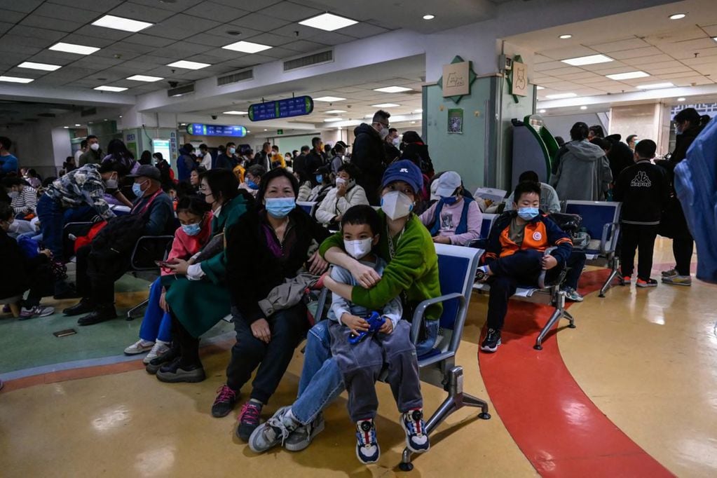 Aumento de enfermedades respiratorias y brote de neumonía en niños en China preocupa a la OMS
