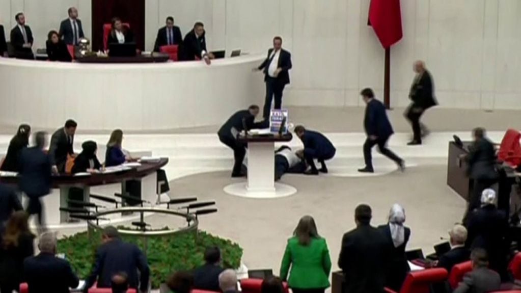 Diputado turco cayó al suelo afectado por un ataque cardíaco.