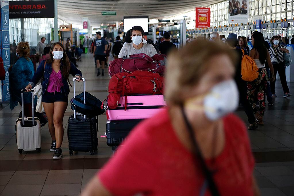 16 de Marzo de 2020/SANTIAGO
Unos turistas toman precauciones usando unas mascarillas en su rostro para prevenir el contagio del Coronavirus en el Aeropuerto de Santiago
FOTO: CRISTOBAL ESCOBAR/AGENCIAUNO