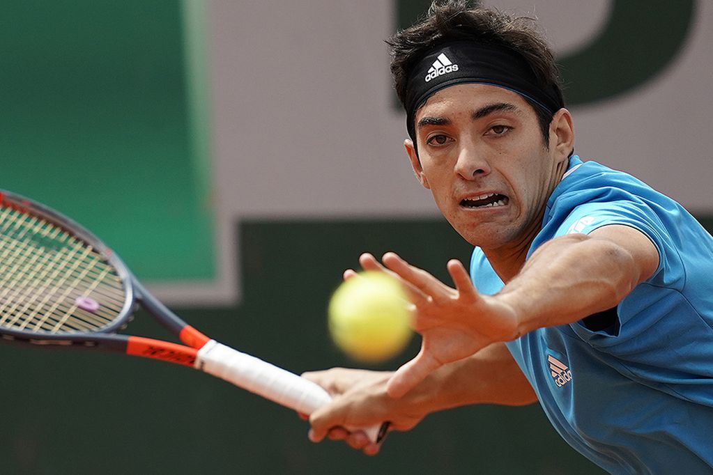 Chile's Christian Garin returns the ball to Reilly Opelka of the US during their men's singles first round match on day two of The Roland Garros 2019 French Open tennis tournament in Paris on May 27, 2019. (Photo by Kenzo TRIBOUILLARD / AFP)