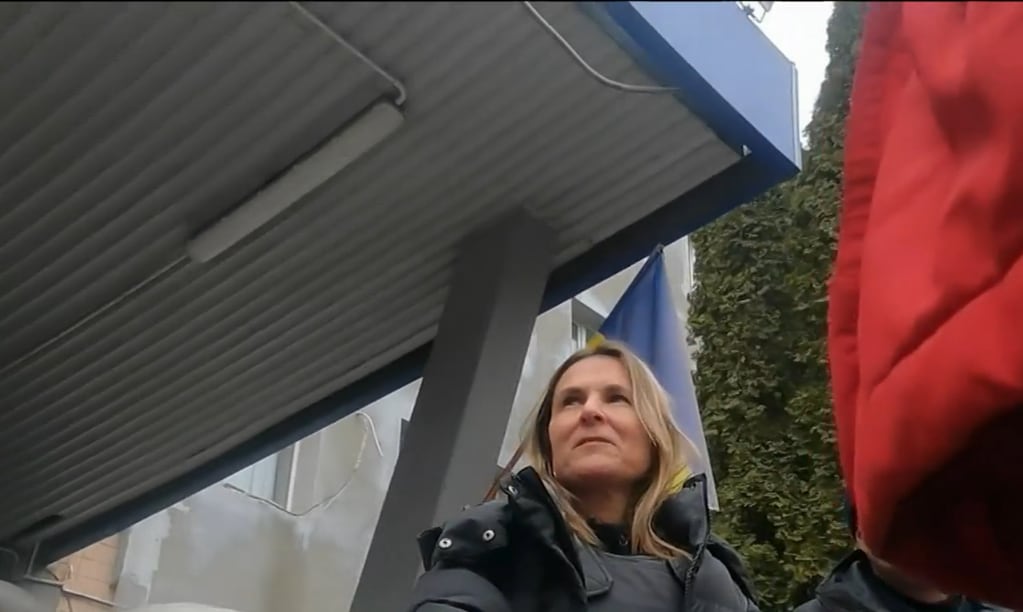 Paulina de Allende-Salazar mientras esperaban a ser controlados por la policía ucraniana.
