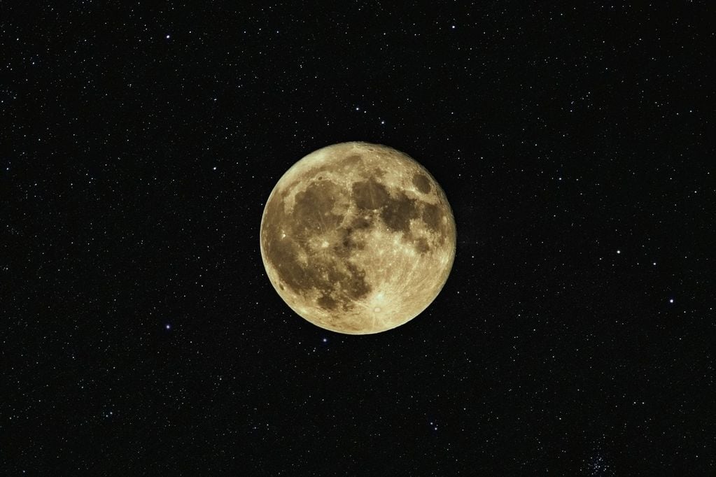Revisa cuándo y a qué hora ver la Luna de gusano en Chile. Foto referencial.