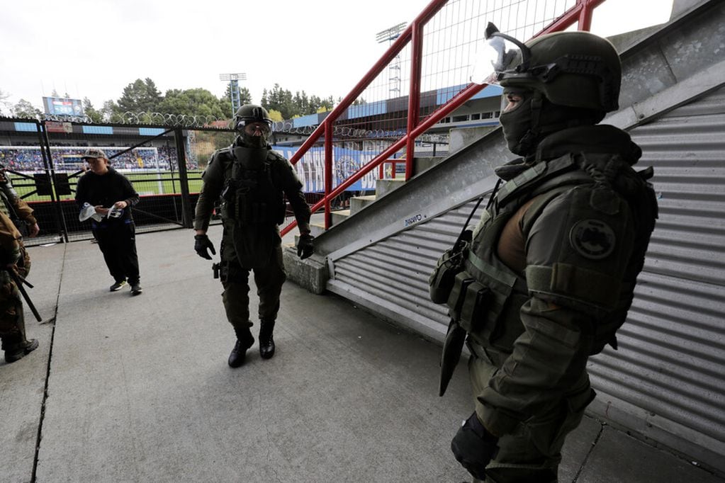 Carabineros del GOPE llegaron al estadio CAP por aviso de bomba. (Foto: ATON)