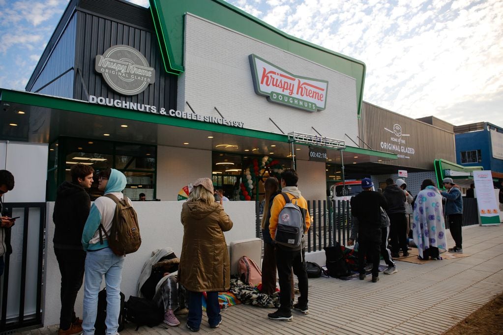 FOTO Un grupo de personas espera entrar por primera vez a la recién inaugurada tienda de Krispy Kreme en Vitacura. Foto: Diego Martín / Agencia Uno
