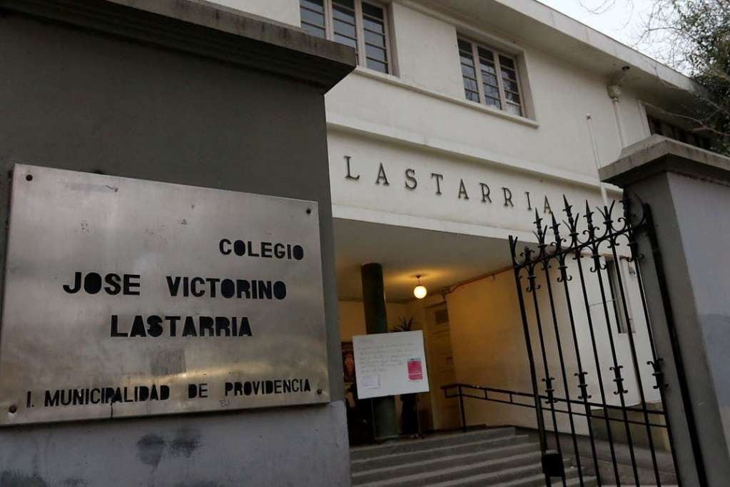 Denuncian millonario robo de tablets y notebooks en toma del Liceo Lastarria