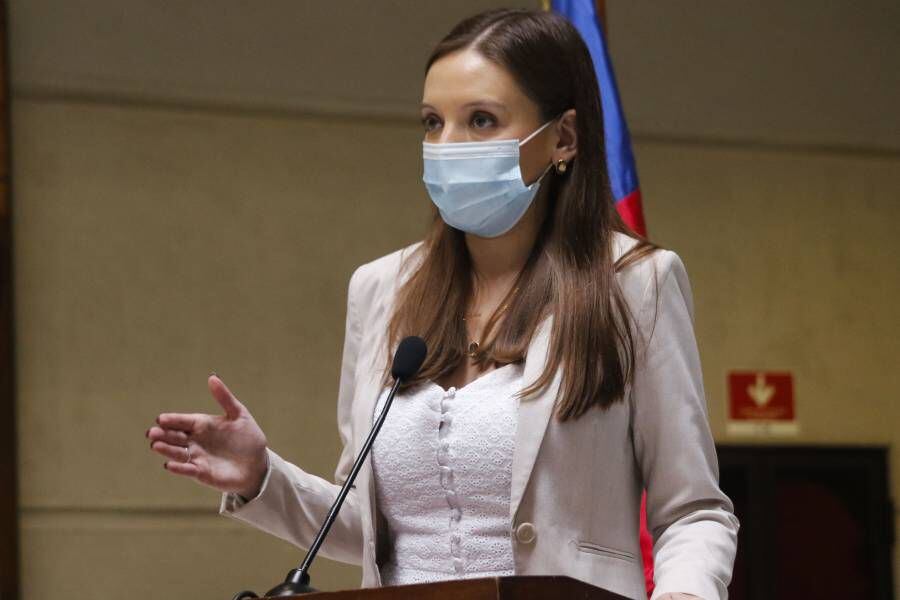 "El tema país es que han bajado de peso": Camila Flores defiende a Carabineros y apunta a constituyentes