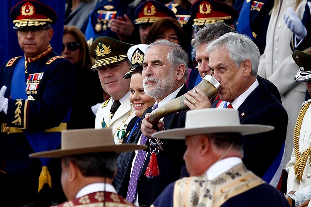19 de septiembre de 2018/SANTIAGO
El presidente de la Republica, Sebastián Piñera, realiza el tradicional brindis de chicha en cacho, en parada militar 2018, en honor a las glorias del ejército.
FOTO: RODRIGO SAENZ/AGENCIAUNO