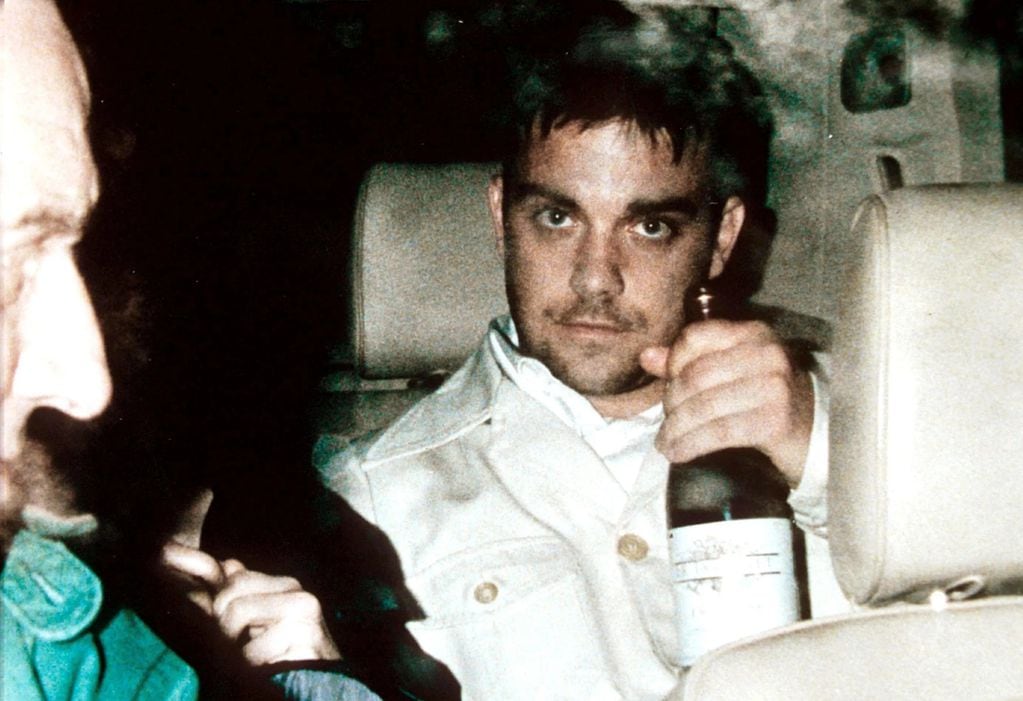 Drogas, amor, OVNIS y fantasmas: el complejo pasado que atormentó a Robbie Williams
