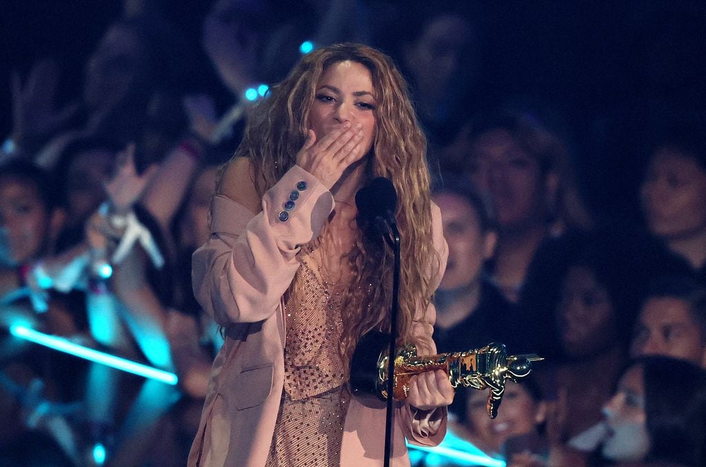 Shakira blows a kiss as she accepts the Video Vanguard Award during the 2023 MTV Video Music Awards at the Prudential Center in Newark, New Jersey, U.S., September 12, 2023. REUTERS/Brendan Mcdermid