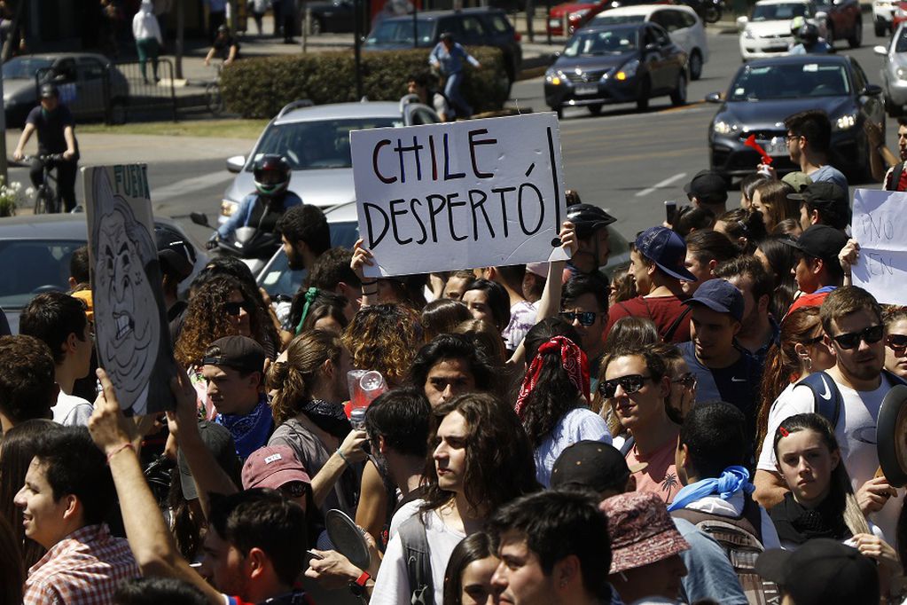 22 de Octubre de 2019/SANTIAGO 
Un grupo de manifestantes se reunió pacificamente en Manquehue, tras varios minutos carabineros procedió a disolver la manifestación 
FOTO:MARIO DAVILA/AGENCIAUNO