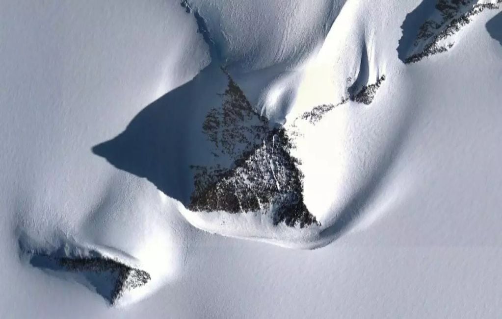Encuentran una pirámide en medio de la Antártida: ¿Cómo llegó ahí?