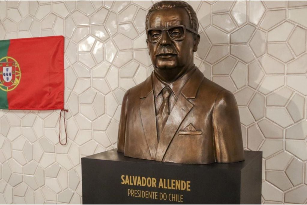 El recién inaugurado busto de Salvador Allende en Portugal.