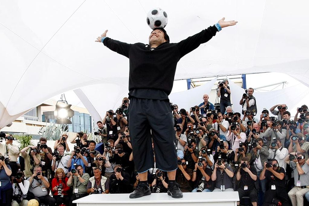 FILE PHOTO: Former soccer star Diego Maradona balances a ball on his head during a photocall for "Maradona by Kusturica" by Serbian director Emir Kusturica at the 61st Cannes Film Festival May 20, 2008.    REUTERS/Eric Gaillard/File Photo     TPX IMAGES OF THE DAY