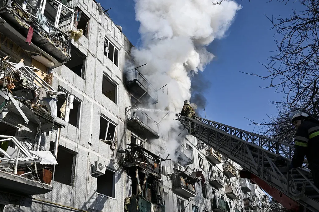 Bombardeo ruso a edificio residencial en Ucrania deja 5 fallecidos 
Foto: AFP