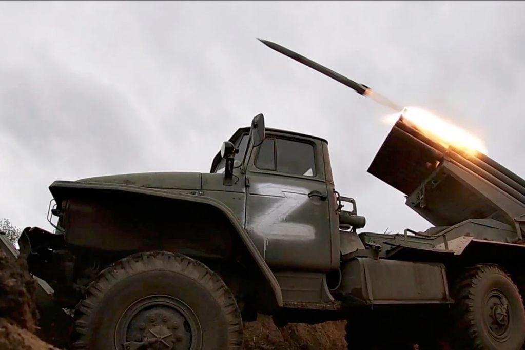 Por qué los misiles de Corea del Norte que Rusia está usando para atacar a Ucrania intensifican las preocupaciones a nivel internacional. Foto: referencial / ataque con cohetes.