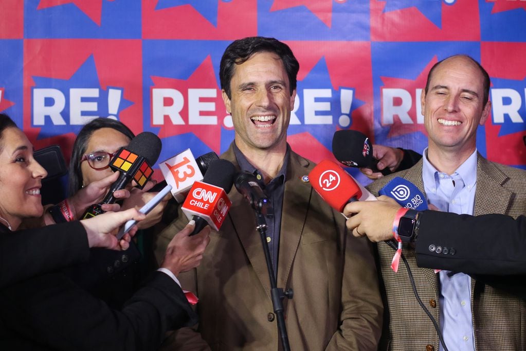 El candidato del Partido Republicano, Luis Silva, realizó un punto de prensa cuando lideraba los resultados de la Región Metropolitana. Foto: Jesús Martínez/ Agencia Uno.