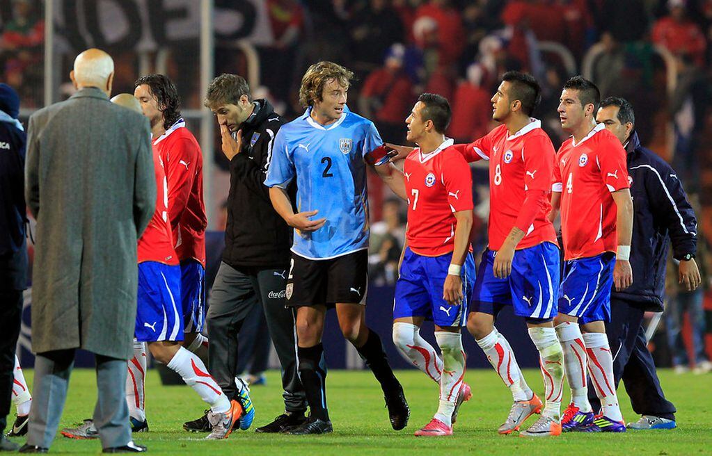 El defensor Diego Lugano en uno de los duelos que enfrentó a Chile.