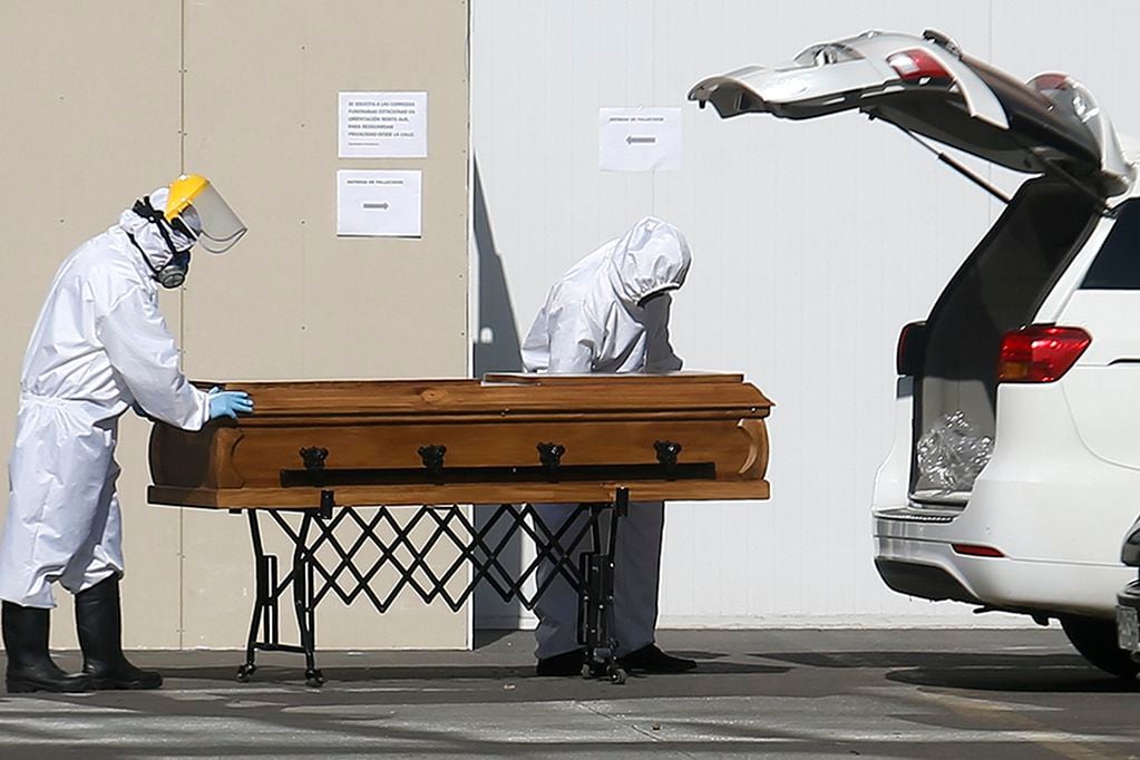 26 de Mayo de 2020/SANTIAGO 
Personal de una funeraria retira el cuerpo de un fallecido por coronavirus en el Hospital San Jose , uno de los centros hospitalarios que se ha visto col‡psado por contagios de Covid-19.
FOTO:CRISTOBAL ESCOBAR/AGENCIAUNO