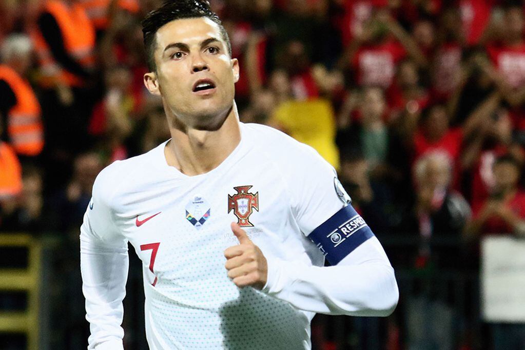 Portugal's forward Cristiano Ronaldo celebrates scoring the opening goal  during the UEFA Euro 2020 Group B qualification football match Lithuania v Portugal in Vilnius, Lithuania, on September 10, 2019. / AFP / Petras Malukas

