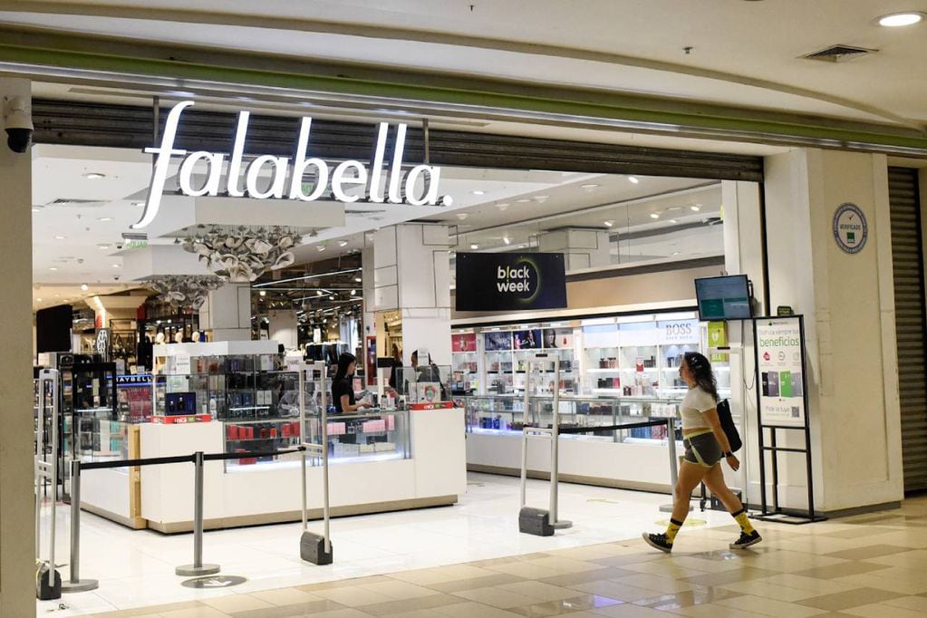 Falabella enfrenta un complejo momento en el mercado. /Foto: AgenciaUno.