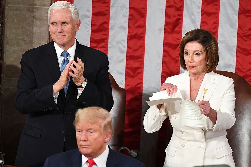TOPSHOT - Speaker of the US House of Representatives Nancy Pelosi rips a copy of US President Donald Trumps speech after he delivered the State of the Union address at the US Capitol in Washington, DC, on February 4, 2020. (Photo by MANDEL NGAN / AFP)
