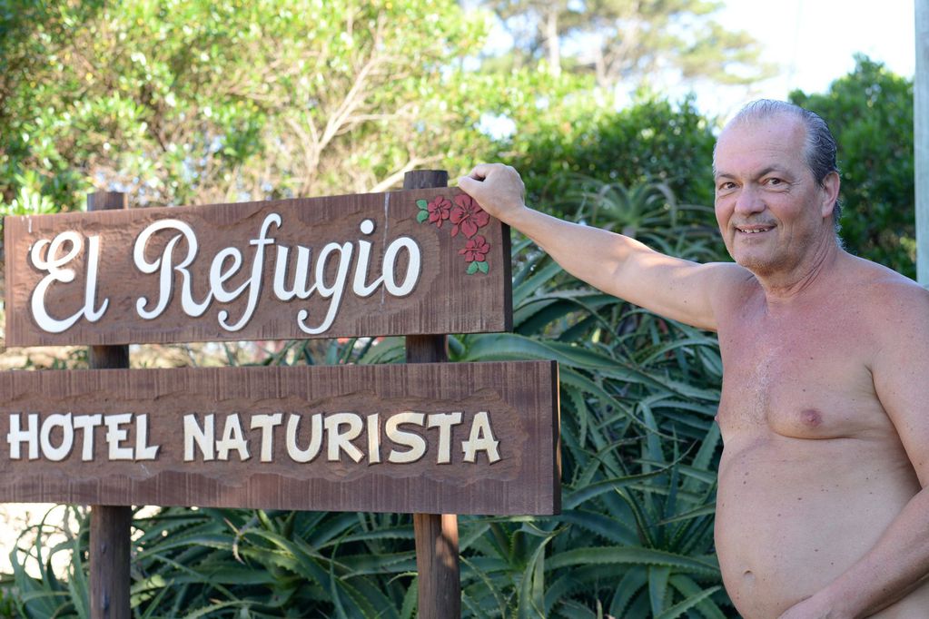 Ricardo Rodal, dueño del hotel nudista "El Refugio"