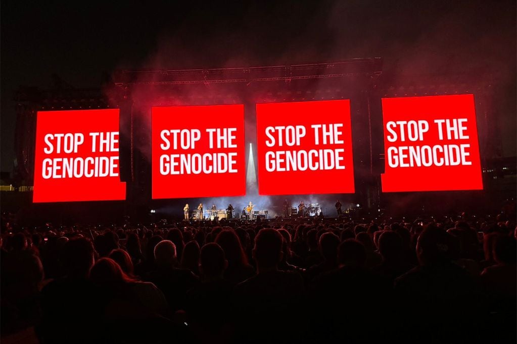 El músico desplegó imágenes de las víctimas de los bombardeos en Gaza y presentó un cartel en el que llamó a "parar el genocidio". Foto: La Cuarta.