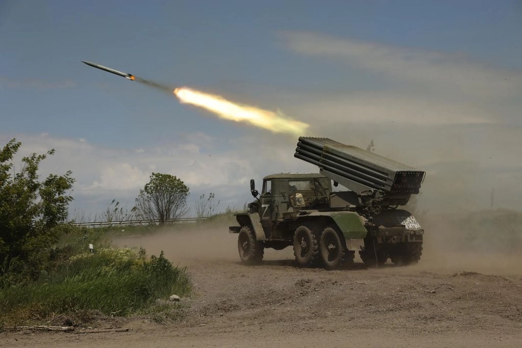Por qué los misiles de Corea del Norte que Rusia está usando para atacar a Ucrania intensifican las preocupaciones a nivel internacional. Foto: referencial / ataque con cohetes.